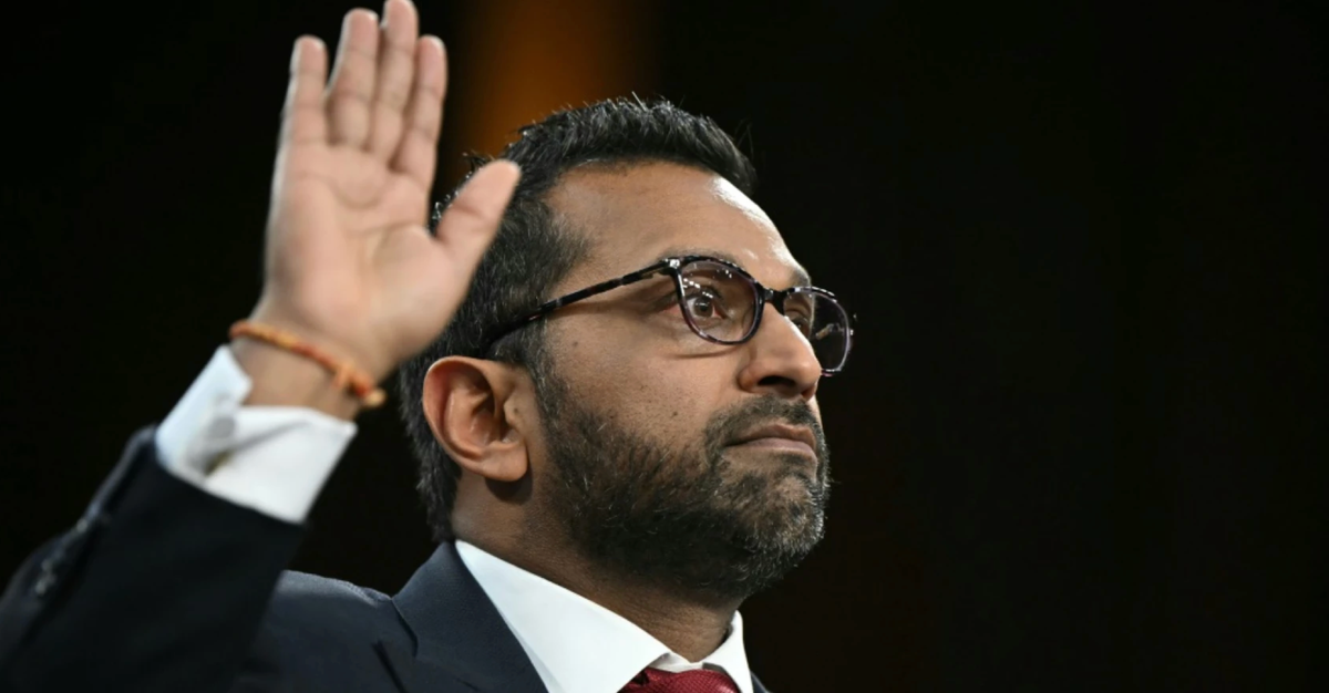 États-Unis : nomination de Patel à la tête du FBI et de l'ATF, entre enjeux politiques et contrôle des armes