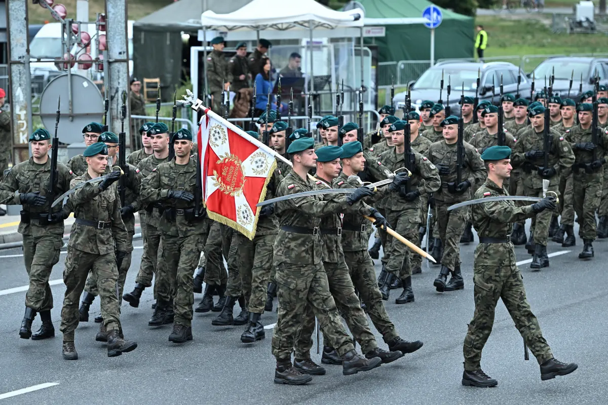 Pologne : vers une réintroduction de la formation militaire obligatoire face aux tensions géopolitiques