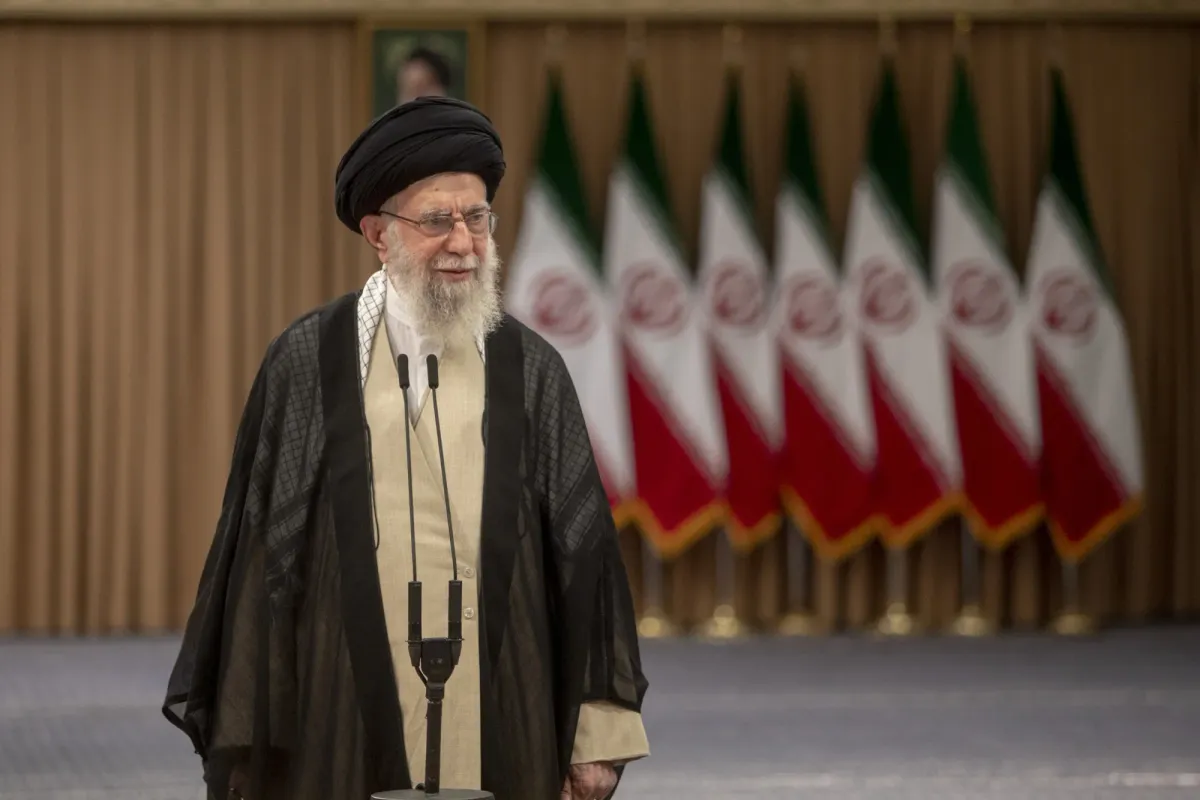 Iran : Khamenei rejette les négociations nucléaires avec les États-Unis