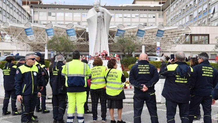 Vatican : l'état de santé préoccupant du pape François suscite des inquiétudes croissantes