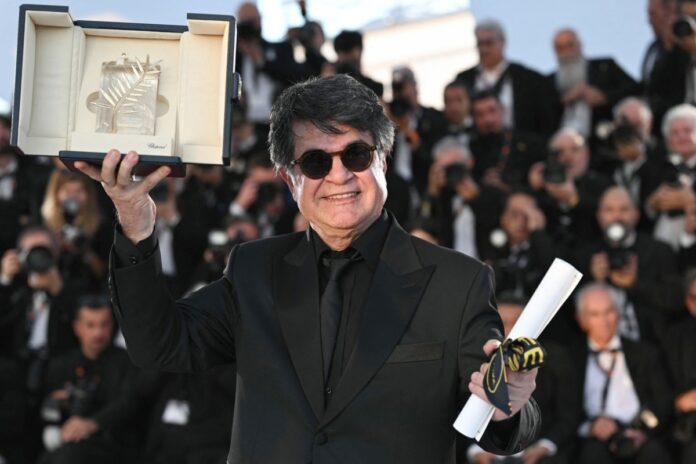 Iran : Jafar Panahi accueilli en héros après son triomphe à Cannes